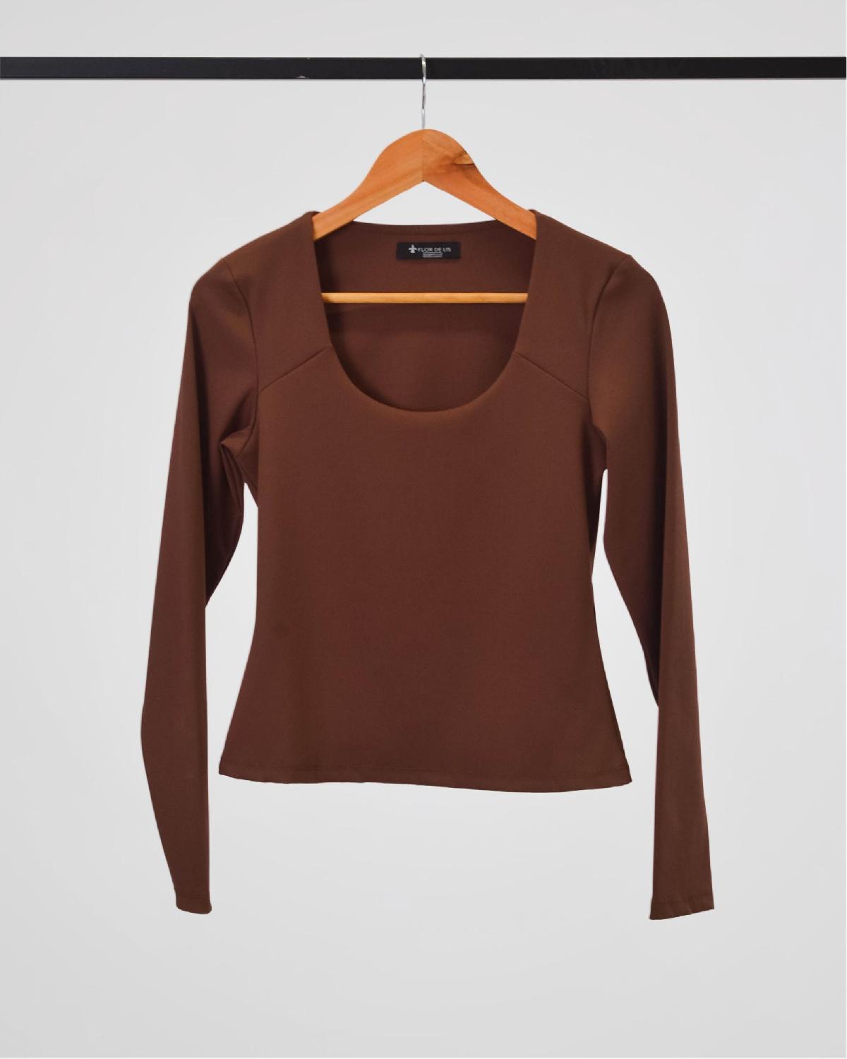 Foto do produto Blusa Deliz F277092026 Gola Oval Justa Marrom Café