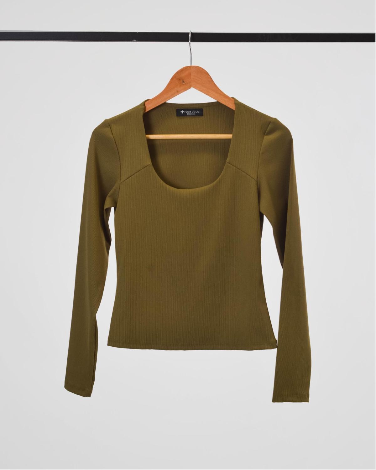 Foto do produto Blusa Deliz F277092026 Gola Oval Justa Verde Exercito