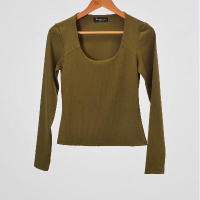 Foto do produto Blusa Deliz F277092026 Gola Oval Justa Verde Exercito