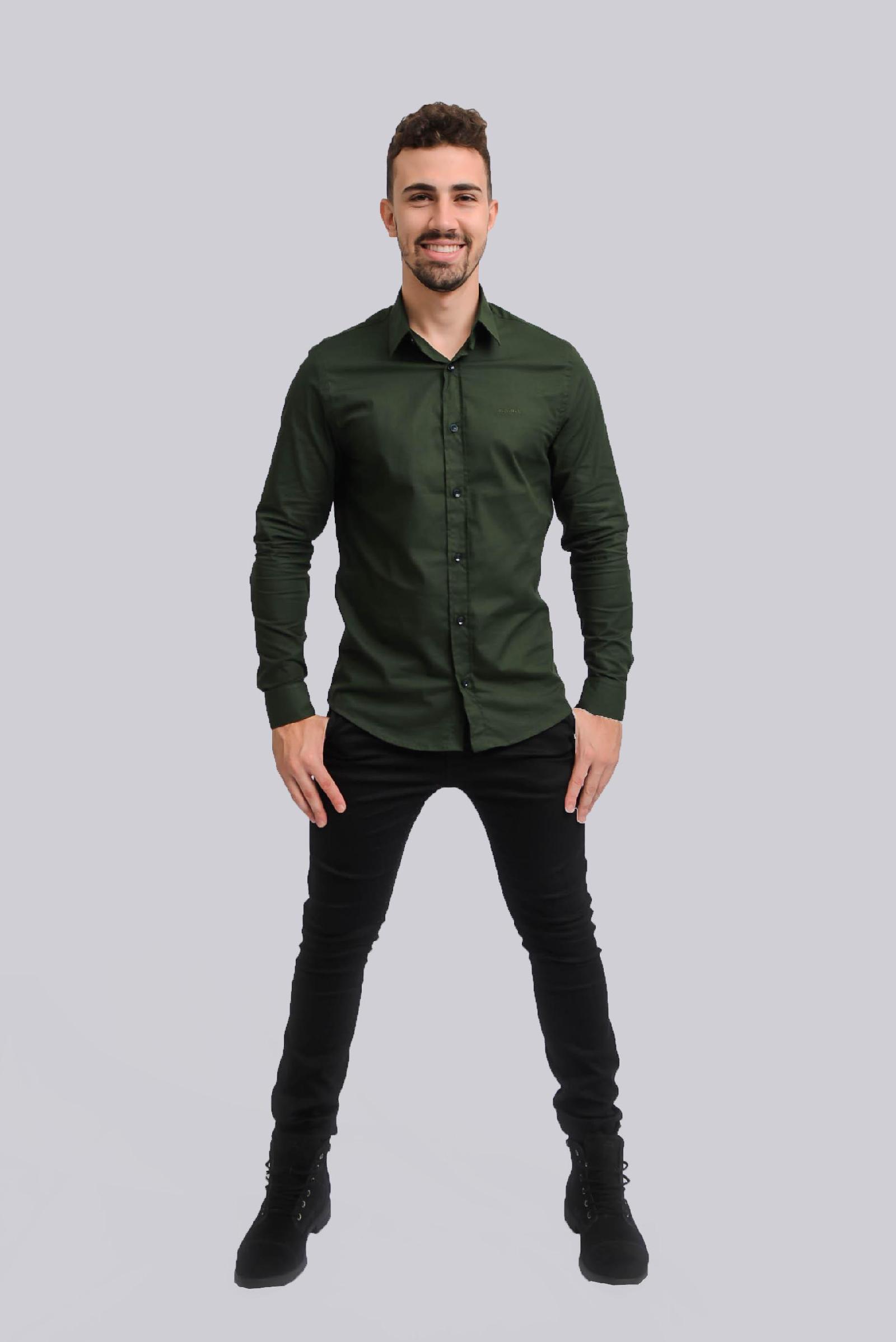 camisa verde com calça preta