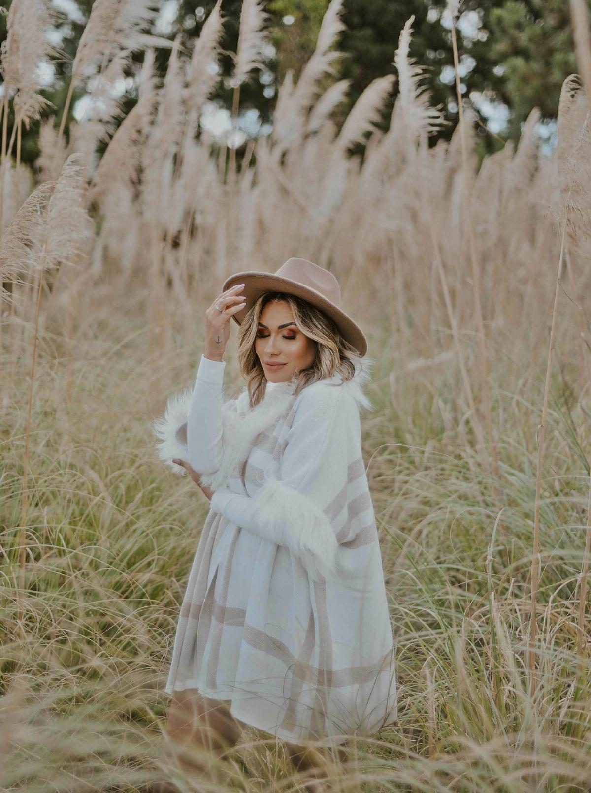 Foto do produto Casaco Fem. Theodora Bege 31221 Capa Pel Bege