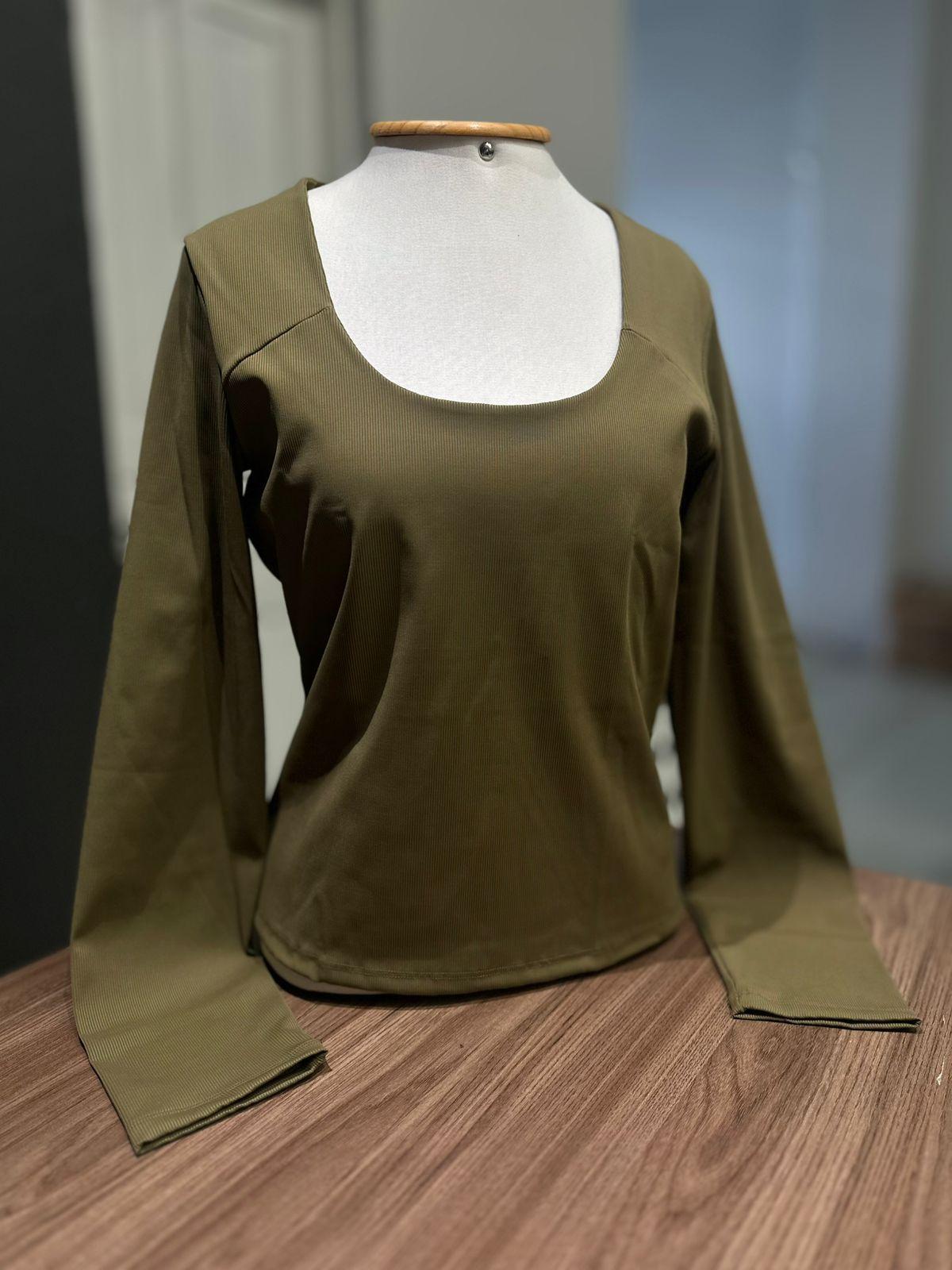 Foto do produto Blusa Deliz F277092026 Gola Oval Justa Verde Exercito