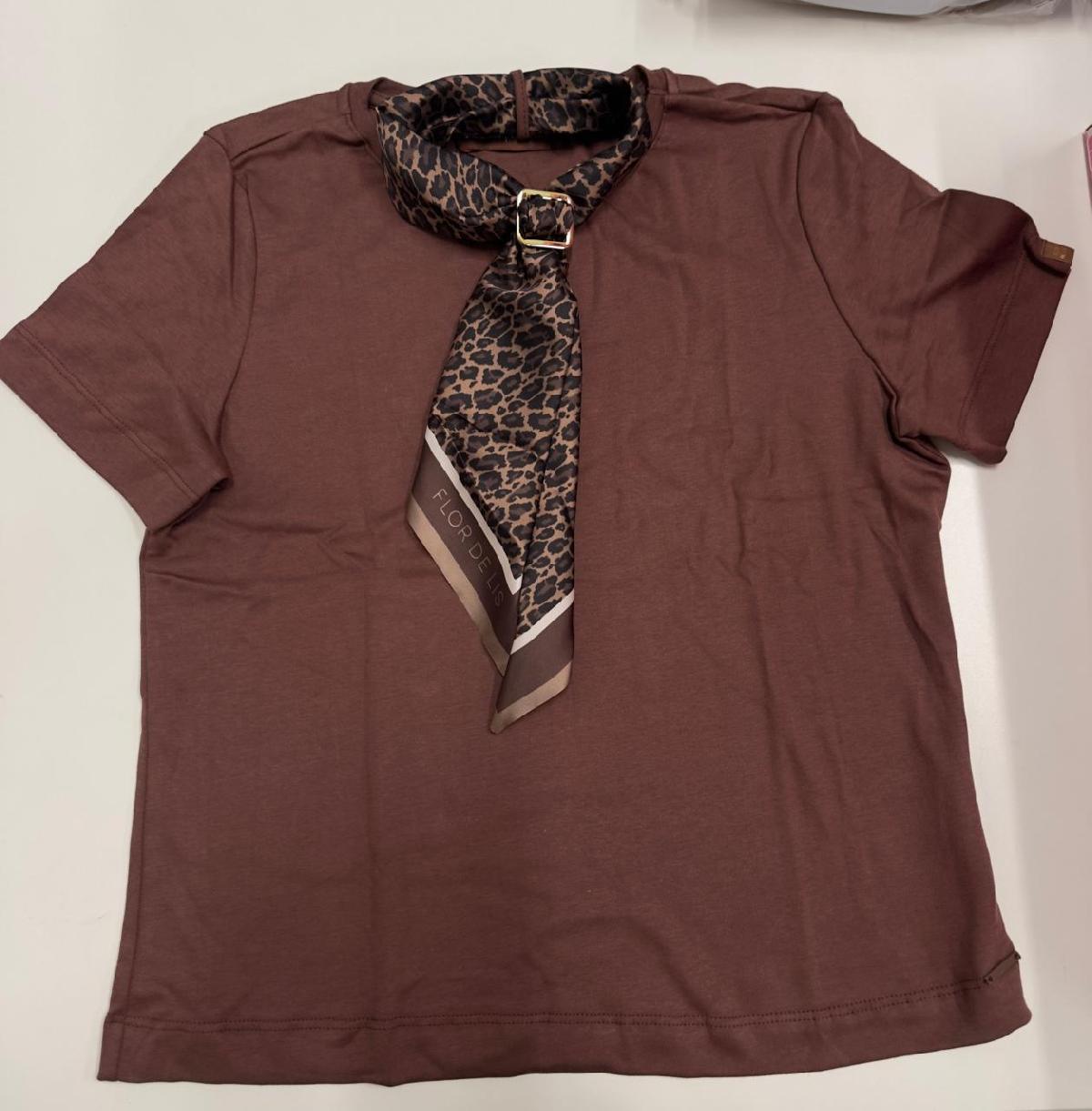 Foto do produto T-shirt Deliz Preto F278352026 Lenço Preto