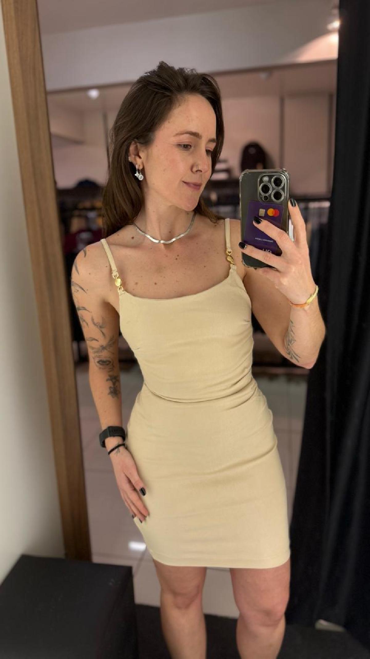 Foto do produto Vestido Deliz Curto Justo Beige