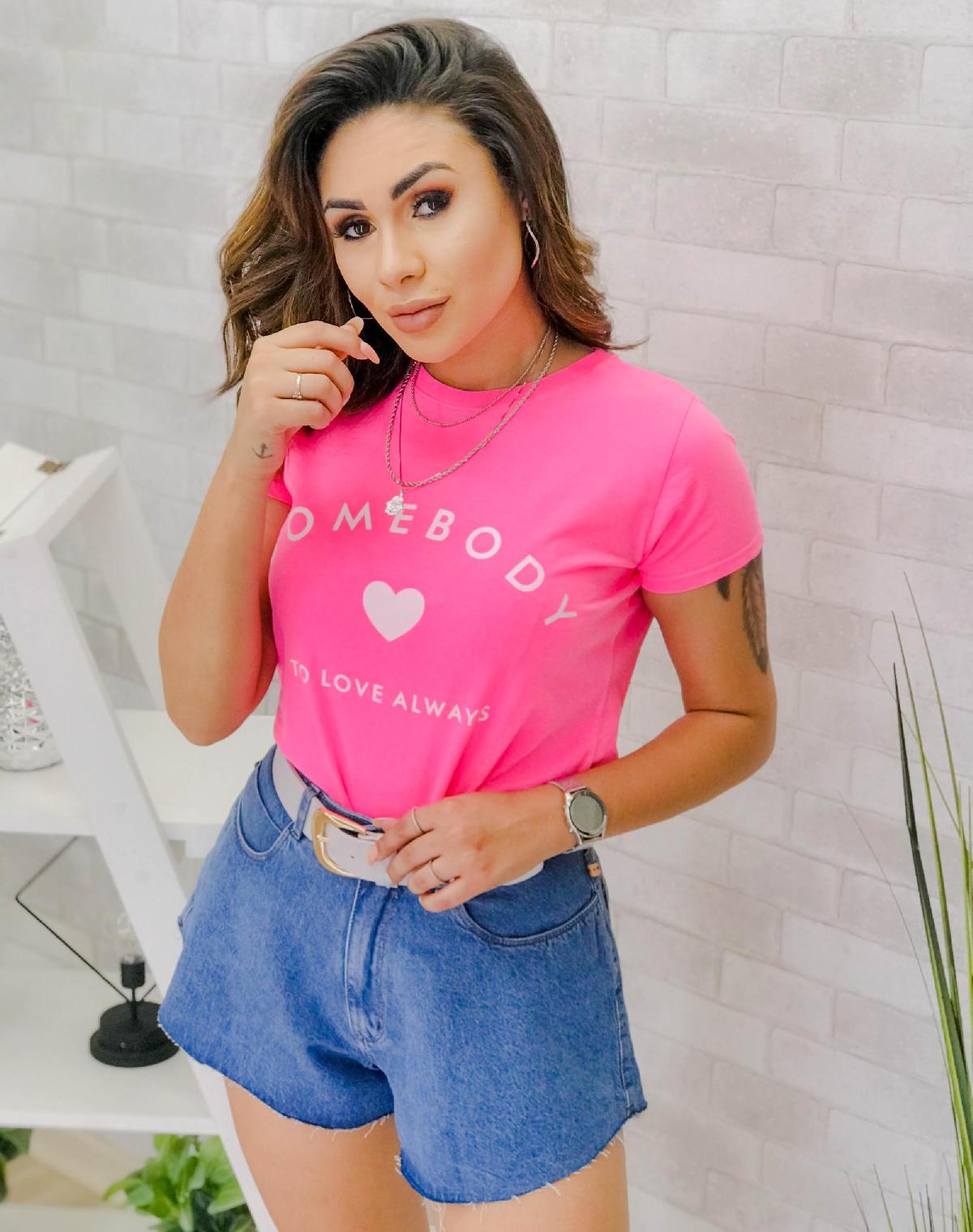 Foto do produto T-shirt Nega Rio Rosa Neon